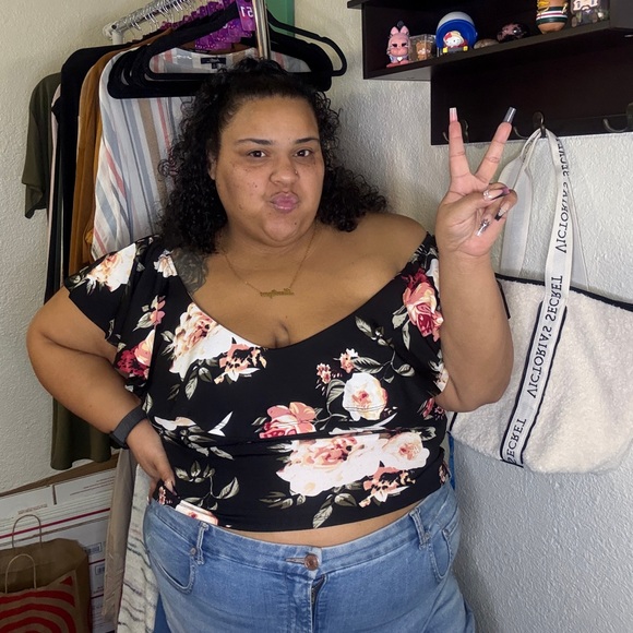 Meet your Posher, Damaris - Picture 2 of 2